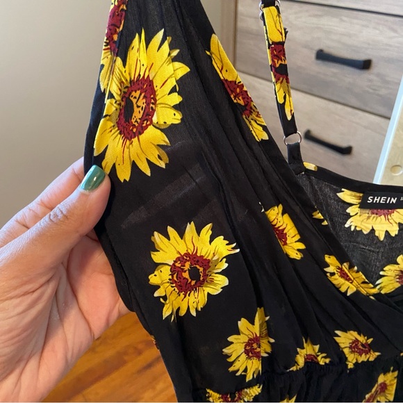 ADJUSTABLE Spaghetti strap short sunflowers, summer dress size large from SHEIN - Picture 4 of 6